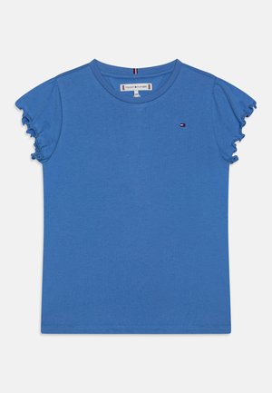 Niebieska koszulka z krótkim rękawem, wykonana z bawełny. Posiada falbaniaste rękawy oraz mały detal z logo na piersi. Gładka tekstura i regularny krój.