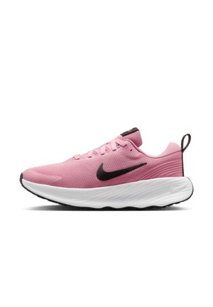 Jasnoróżowy but do biegania Nike z czarnym logo Swoosh, białą teksturowaną podeszwą oraz czarną pętelką na pięcie, pokazany z boku na białym tle.