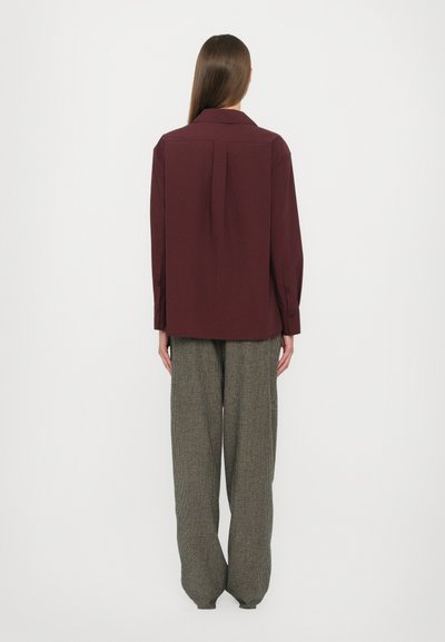 CLOSED ASYMMETRIC SHIRT - Nööpidega pluus - dark raisin red