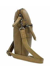 Borsa a tracolla in cuoio beige con zip superiore, tracolla regolabile e tasca laterale. Caratterizzata da hardware silver e una texture liscia.