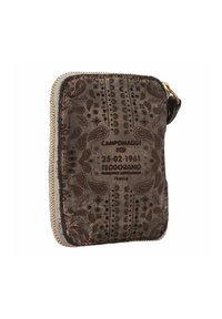 Portafoglio marrone con motivo paisley, chiusura a zip e hardware in tonalità dorata. Presenta branding impressa e una superficie testurizzata.