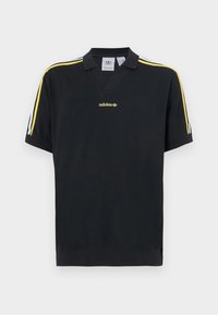 Czarny polo z dekoltem w serek, z żółtymi i zielonymi paskami akcentującymi na rękawach oraz złotym logo adidas na piersi.