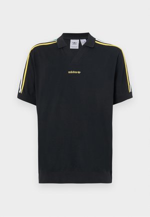 Polo noir avec un col en V, présentant des rayures d'accent jaunes et vertes sur les manches, et un logo adidas doré sur la poitrine.