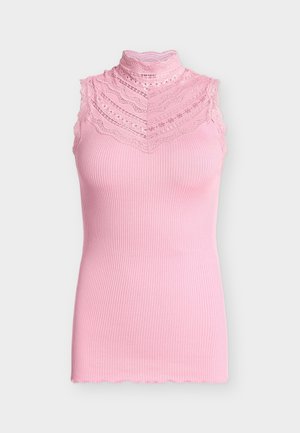 Ροζ αμάνικη πλεκτή μπλούζα με ψηλό λαιμό από δαντέλα και διακριτικές λεπτομέρειες δαντέλας στο άνω μέρος του στήθους και τους ώμους.