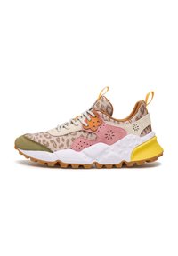 Sneaker multicolore mettant en avant un mélange de tissus et de daim. Les couleurs clés incluent un vert olive, du rose, du blanc et des accents jaunes. Semelles texturées.