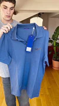 Modrá polo košeľa z bavlny s golierom, krátkymi rukávmi a vyšitým logom "Gant" na hrudi. Obsahuje pripevnenú modrú značku.