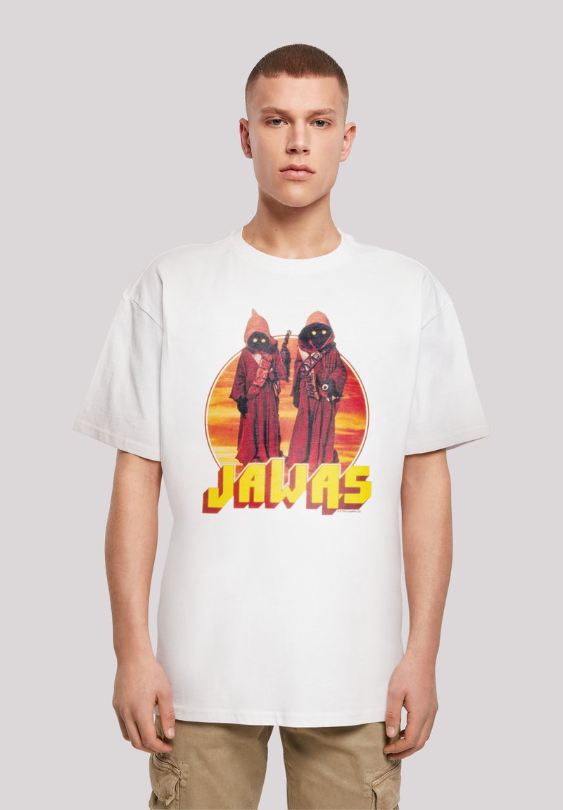 Bílý bavlněný tričko s grafickým motivem dvou postav v hnědých róbách s černýma očima. Na spodní části je žlutý text "JAWAS".