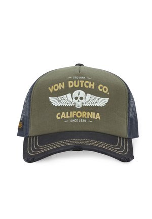 Gorra de béisbol verde olivo con parte trasera de malla negra, que presenta un gráfico de calavera y alas blancas, texto amarillo y costuras en contraste.