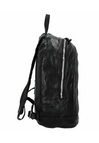 Zaino in pelle nera con finitura texture, tasca anteriore con zip, spallacci regolabili e maniglia superiore per il trasporto.