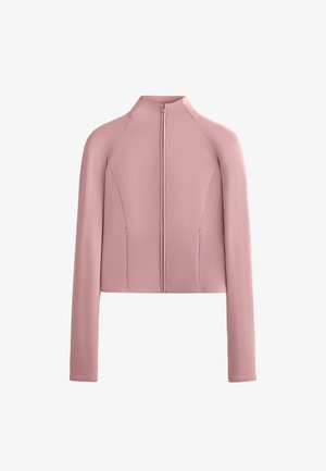 Lichtroze cropped jack met een hoge kraag, lange mouwen en een ritssluiting aan de voorkant; heeft gebogen naden en verborgen zakken. Gladde stoftextuur.
