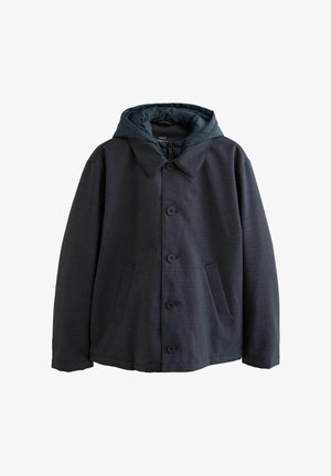 Tmavohnedá bunda s špicatým golierom, s gombíkmi vpredu a dvoma bočnými vreckami. Obsahuje odnímateľnú modrú kapucňu s prešívanou podšívkou.