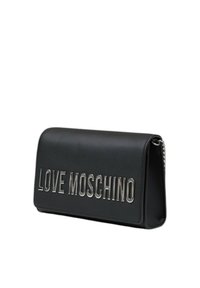 Clutch in ecopelle nera con "LOVE MOSCHINO" impresso in argento lucido. Presenta una chiusura a patta e una tracolla a catena.
