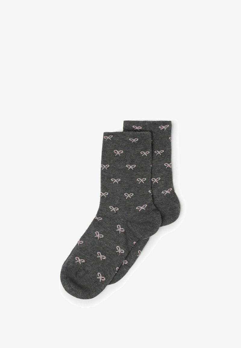 Calze grigie in materiale morbido, con un motivo di piccoli fiocchi rosa sparsi su tutta la superficie. Design a lunghezza alla caviglia con bordo a coste.