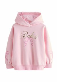 Rosa Kapuzenpullover mit weicher Textur, ausgestattet mit einem goldenen "Baker"-Logo und rosa Banddesigns an den Ärmeln. Übergroßer Schnitt und verstellbare Kapuze.