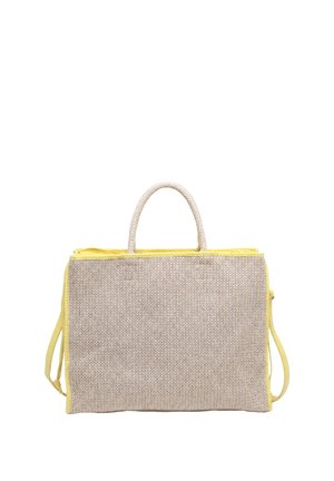 Grand sac cabas rectangulaire beige tissé avec bordure jaune, poignées courtes et bandoulière plus longue.