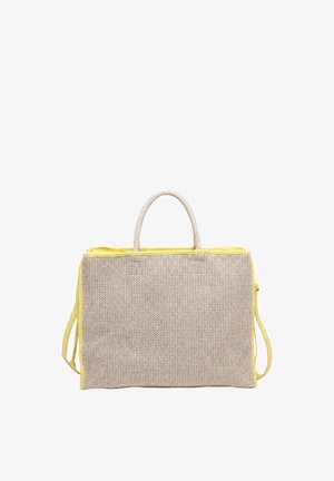 Grand sac cabas rectangulaire beige tissé avec bordure jaune, poignées courtes et bandoulière plus longue.