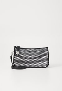 Mustat clutch-laukku, jossa on hopeiset strassikoristeet. Varustettu vetoketjukiinnityksellä, irrotettavalla hihnalla ja sileillä nahkakoristeilla. Suorakulmainen muoto.