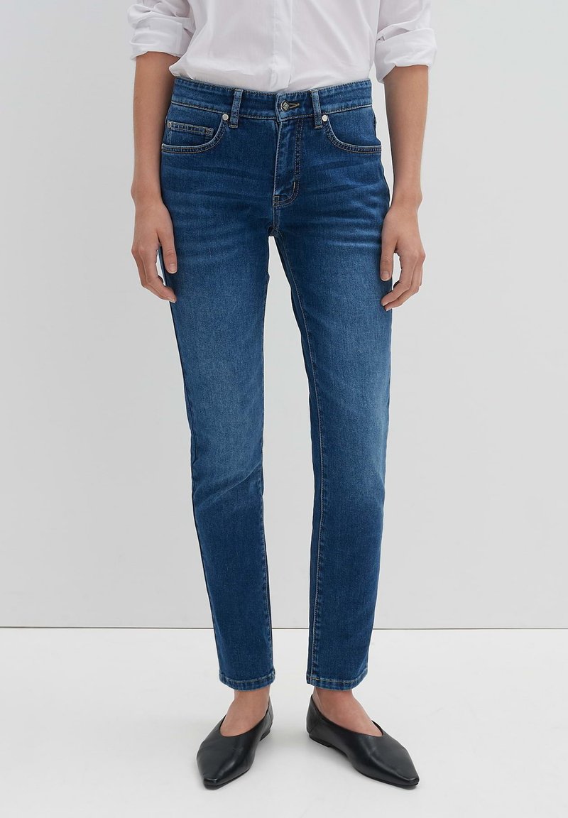 Slim-fit blauwe spijkerbroek met een klassiek vijf-pocket ontwerp, voorzien van een ritsv vlucht, riemlussen en subtiele vervaging op de knieën.