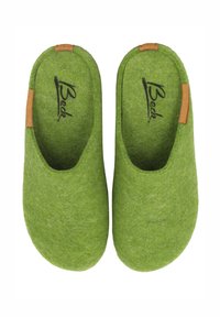 Groene vilten klompen met een ronde vorm, in een instapontwerp, en bruine leren accenten bij de opening. Textuur van wolmateriaal.