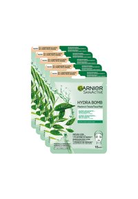 Confezione di cinque maschere in tessuto Garnier Hydra Bomb. Imballaggio verde con disegni di foglie, testo che evidenzia idratazione ed effetti opachi, materiale biodegradabile.