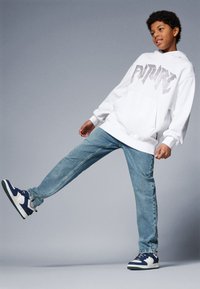 Molo AKSEL PANTS - Traperice ravnih nogavica - worn denim