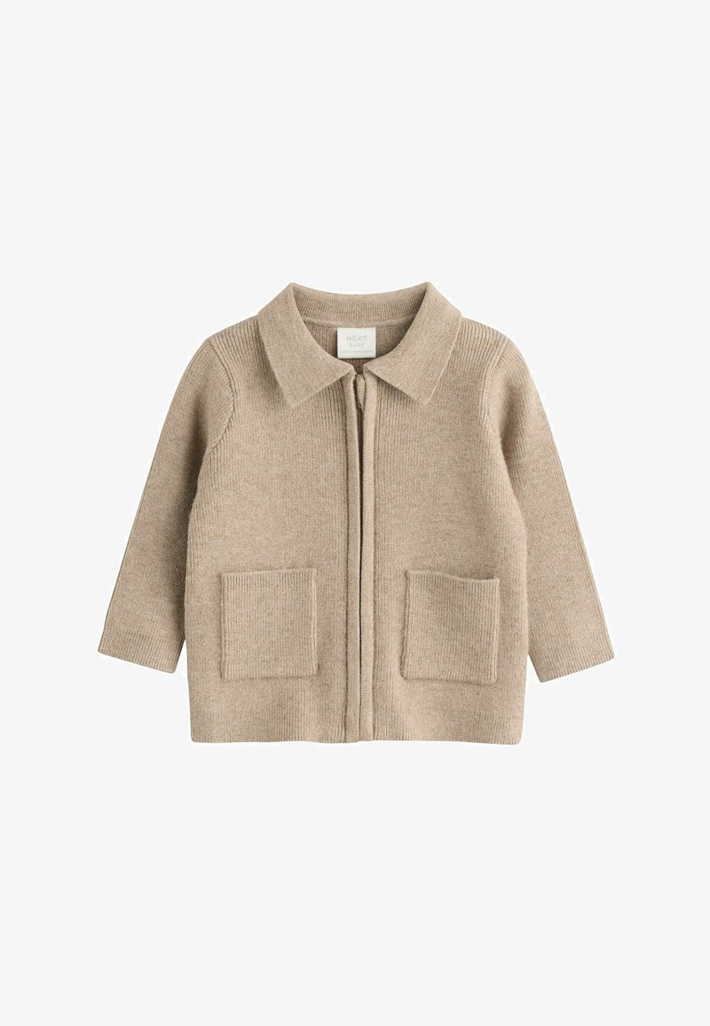 Cardigan per neonato beige in maglia con scollatura a colletto, chiusura con zip frontale e due tasche anteriori. Presenta maniche lunghe e una texture a costine.