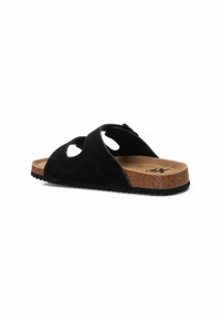 Sandal in suede nera con due cinghie sovrapposte e sezioni a taglio, plantare in sughero naturale e suola in gomma testurizzata.