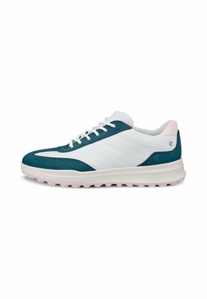Zapatilla deportiva impermeable de perfil bajo en blanco y verde azulado con acentos rosas, cordones blancos y suela texturizada sobre fondo blanco.