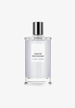 Klar glasparfymflaska med ribbad textur, silverlock, och vit etikett med svart text "DAVID BECKHAM CLASSIC HOMME."