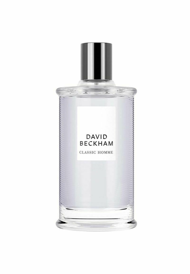 Kirkas lasinen hajuvesipullo, jossa on uurrettu pinta, hopeinen korkki ja valkoinen etiketti, jossa on musta teksti "DAVID BECKHAM CLASSIC HOMME."