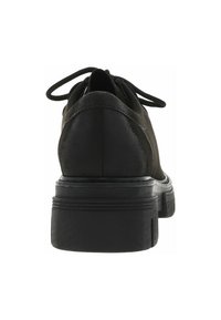 Chaussure oxford en suede noir avec un bout arrondi, un laçage et une semelle en caoutchouc noir épaisse avec des rainures horizontales.