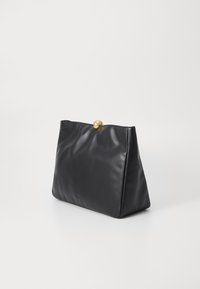 Borsa a mano in pelle nera con una forma strutturata, caratterizzata da una chiusura rotonda in tonalità dorata e una superficie liscia, esposta da un angolo.