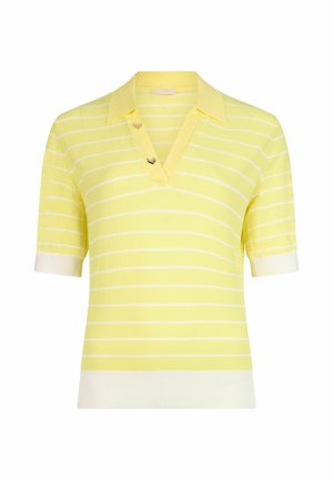 Rumena polo majica s kratkimi rokavi, z belimi vodoravnimi črtami, belimi manšetami na rokavih in robom ter V-izrezom ovratnika z dvema majhnima kovinskima gumboma.