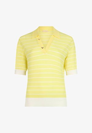 Žlté polo tričko s krátkym rukávom a bielymi horizontálnymi pruhmi, bielymi manžetami rukávov a lemom, s výstrihom do V a dvoma malými kovovými gombíkmi.