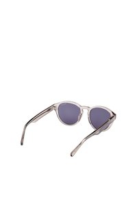 Kirkas kehysaurinkolasit, joissa on ovaalit linssit ja tumman violetit sävyt. Suunnikas, ohuet varret ulottuvat linssistä, joissa on vähäistä brändäystä.