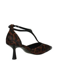 Scarpa con tacco alto in stampa leopardata, con punta a cappuccio in vernice nera, cinturino alla caviglia regolabile e una silhouette elegante e affusolata.
