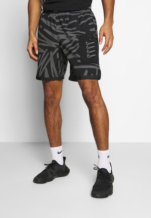 Czarne sportowe szorty z wzorzystym wzorem. Posiadają elastyczną talię, boczną kieszeń z logo oraz kontrastowy, gładki brzeg.