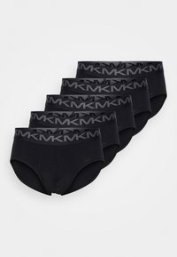 Schwarze Baumwollslips mit einem dicken schwarzen Bund, der ein wiederholtes Logo-Muster aufweist, in einem Stapel von sechs angeordnet.