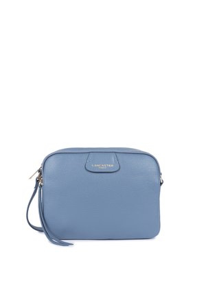 Borsa a tracolla blu in pelle con una finitura testurizzata, dotata di un logo dorato sul davanti, chiusura con zip e tracolla regolabile.