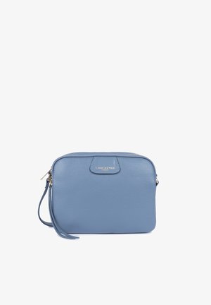 Borsa a tracolla blu in pelle con una finitura testurizzata, dotata di un logo dorato sul davanti, chiusura con zip e tracolla regolabile.