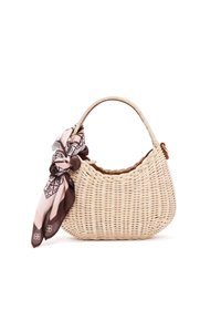Bolso de paja tejido en beige claro con forma curva, que presenta una bufanda de seda decorativa atada al asa en tonos rosas y marrones.