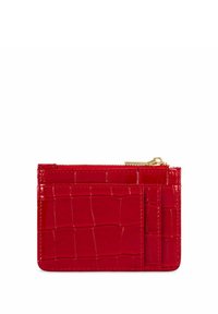 Czerwony skórzany portfel na karty o błyszczącym wykończeniu, z wytłoczonym wzorem krokodyla, wieloma przegródkami na karty oraz kieszonką na zamek.