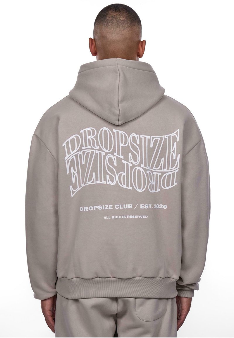 Lys grå hættetrøje med snore i hætten, prydet med hvid tekst på ryggen: "DROPSIZE" og "DROPSIZE CLUB / EST. 2020." Blød tekstur.