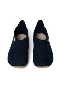 Jūras spēku zilo samtu čības ar noapaļotiem purngaliem, mīkstu iekšējo oderi un nelielu baltu akcentu sānos. Dabas gumijas zoles nodrošina saķeri.