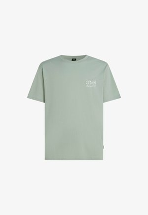 Jasnozielona bawełniana koszulka z krótkimi rękawami, okrągłym dekoltem i małym białym logo na lewej piersi. Gładka faktura, casualowy design.