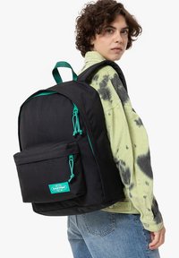 Eastpak OUT OF OFFICE - Reppu - kontrast stripe black