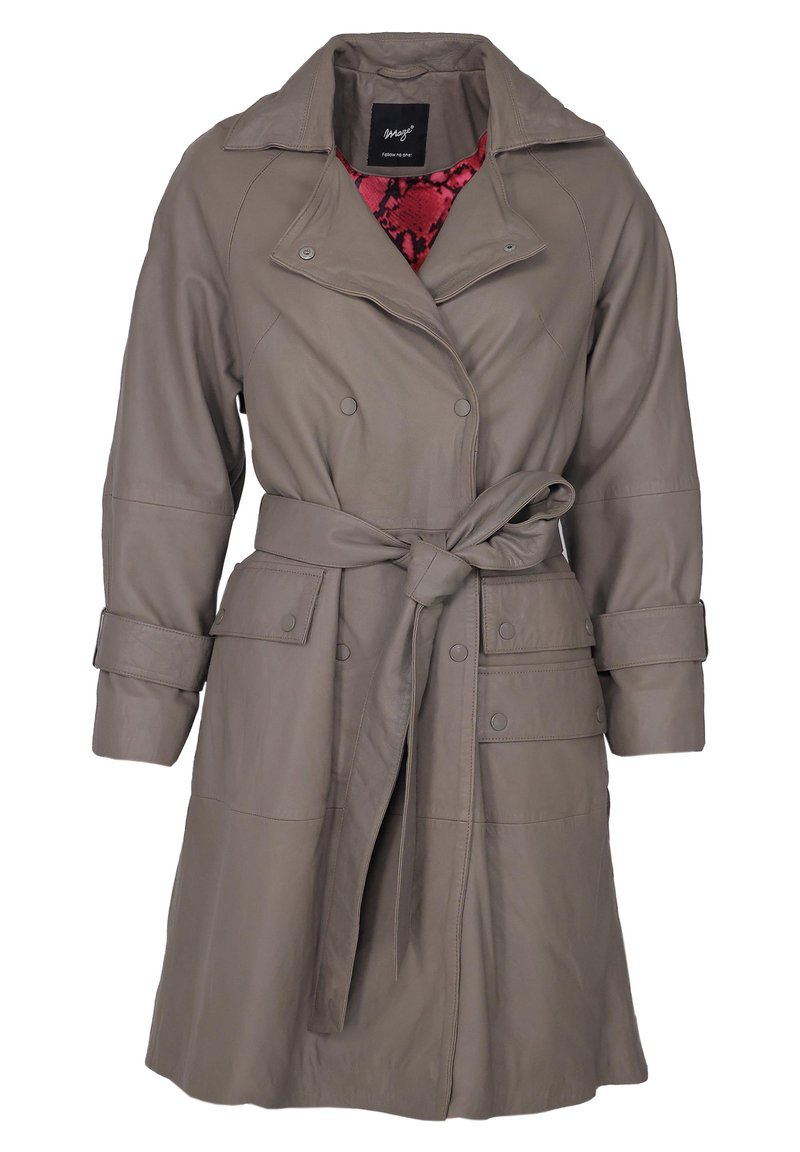 Szary skórzany płaszcz trench z paskiem w talii, dużym kołnierzem oraz zapięciami na napy. Posiada gładką fakturę i dwie przednie kieszenie.