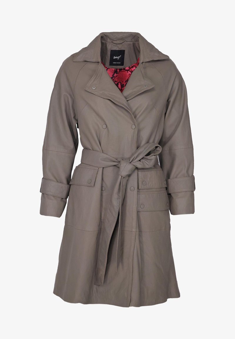 Szary skórzany płaszcz trench z paskiem w talii, dużym kołnierzem oraz zapięciami na napy. Posiada gładką fakturę i dwie przednie kieszenie.