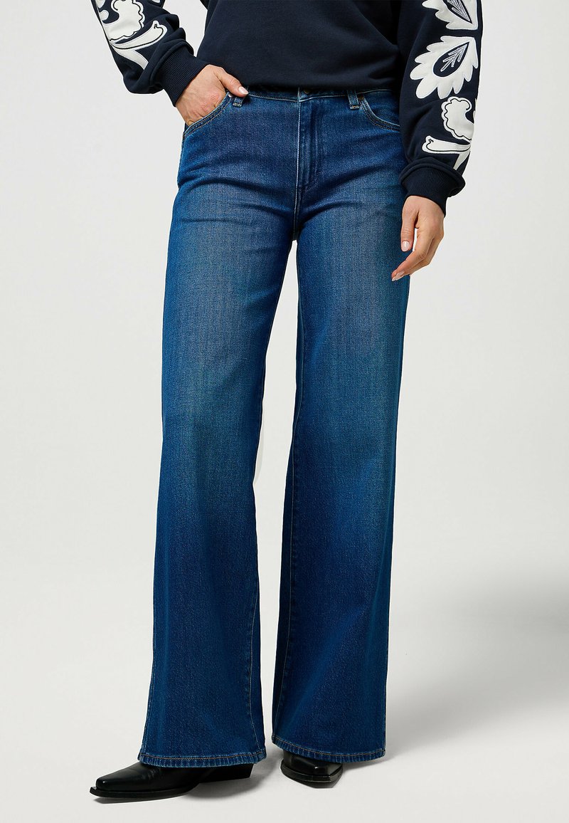 Wrangler WORLD WIDE - Wide Leg - mid_stone