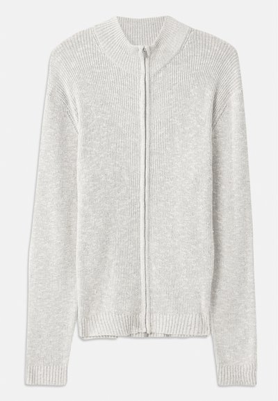 Světlé šedé pletené kardigán se zipem vpředu, vroubkovaným límcem a manžetami, s jednoduchým, texturovaným designem bez dalších vzorů.